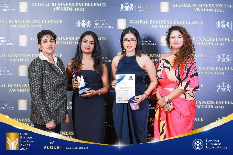 GBE Awards women winners with trophy and certificate